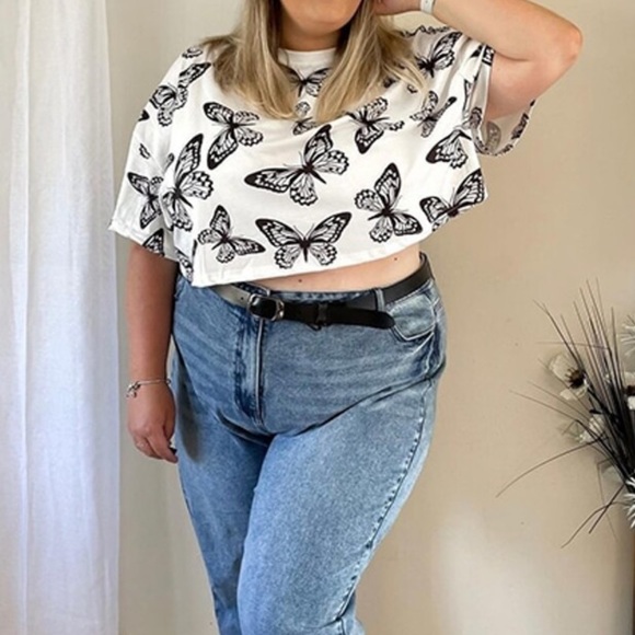 🦋 PLUS Crop Tee 🦋 - Picture 4 of 7